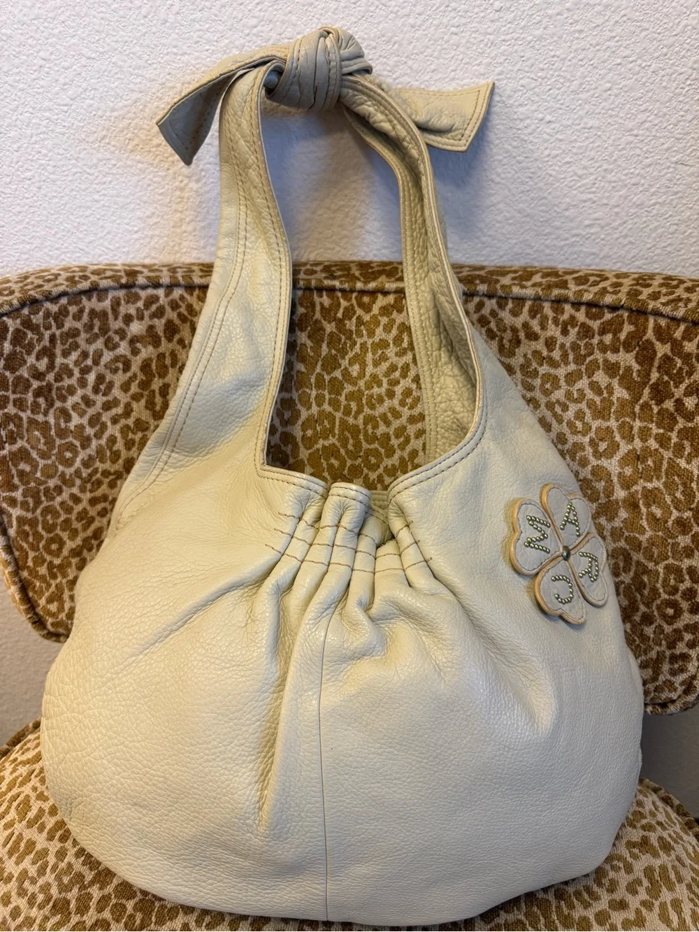 💯Auth! MARC JACOBS Cream/Beige Leather Knotted Shoulder Hobo Bag w Flower Appl.